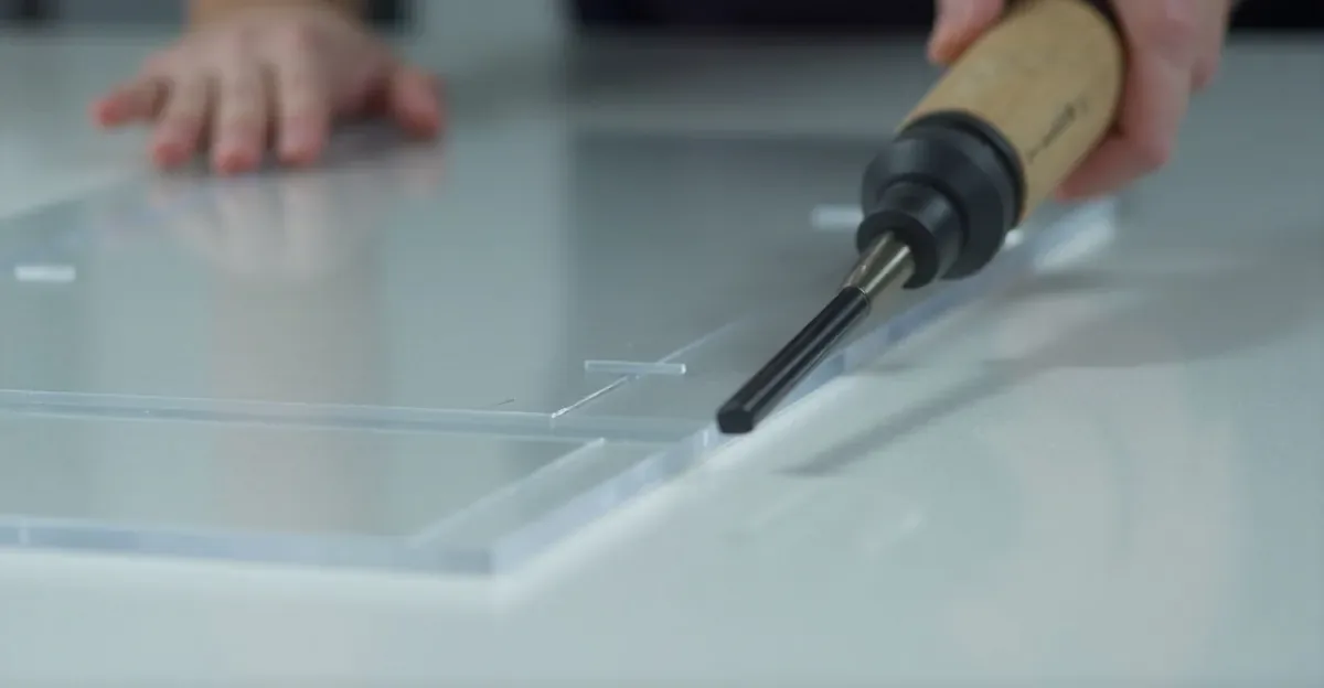 Czym ciąć pleksi? Przewodnik po narzędziach i technikach