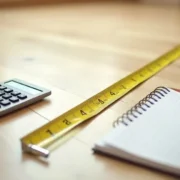 Jak obliczyć metry kwadratowe? Praktyczny przewodnik krok po kroku