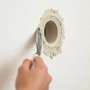 Jak załatać dziurę w ścianie – Przewodnik krok po kroku